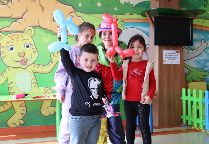 Am 23. April, dem nationalen Tag der Souveränität und der Kinder, haben wir die Begeisterung der Kinder geteilt