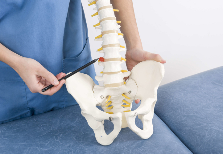 WHAT IS SCOLIOSIS ?